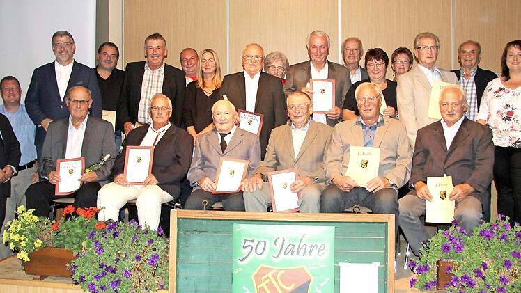 Ehrungen für 25- bis 50-jährige Vereinstreue wurden bei der Jubiläumsveranstaltung zum 50-jährigen Bestehen des TTC Neuses am Brand vorgenommen, r. kommissarische Vorsitzende Marion Hertha Foto: Kemnitzer