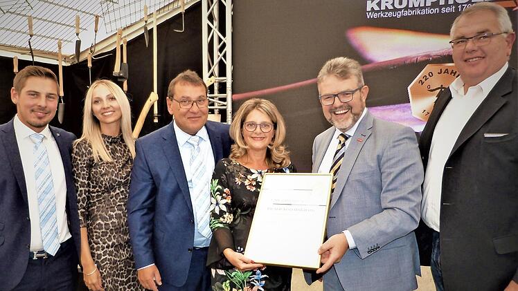 Die Glückwünsche der Handwerkskammer Oberfranken überbrachte Präsident Thomas Zimmer. Von links Claus Krumpholz jun. mit Freundin Sarah Nöske, Claus und Elke Krumpholz, Thomas Zimmer und IHK-Vizepräsident Michael Möschel
