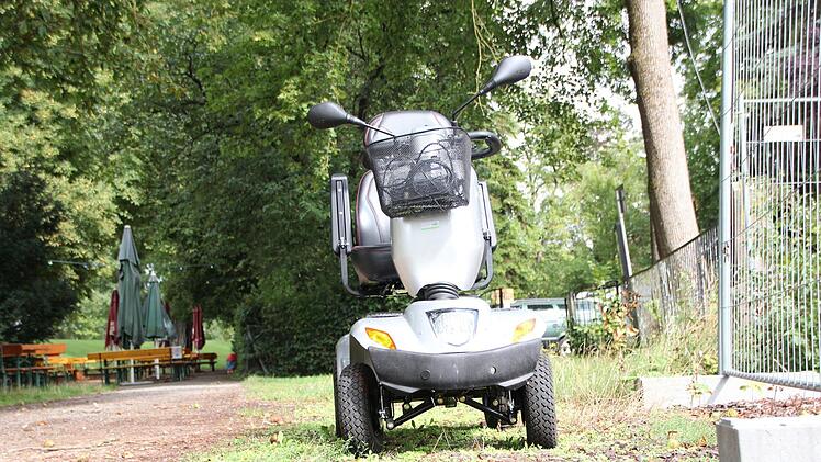 Mindestens drei Tage stand dieses Elektromobil am Bayerischen Hof. Der Fahrer hatte sich aus dem Staub gemacht. Foto: Jürgen Schmitt