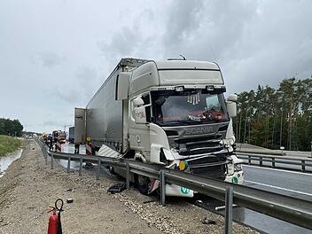 Automatische Bremse löst aus: Lastwagen fährt auf bremsenden Sattelzug auf