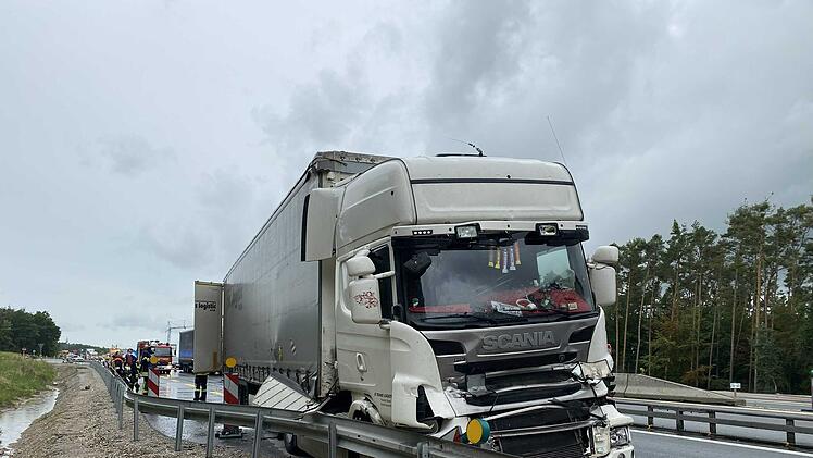 Automatische Bremse löst aus: Lastwagen fährt auf bremsenden Sattelzug auf