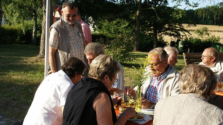 Über 80 Mesner kamen auf Einladung des Mesner-Verbandes am Mittwoch in Weisbrunn zusammen. Regionalleiter Wilhelm Karg (stehend) freute sich über den großen Zuspruch.