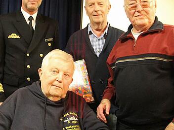Der Vorsitzende der Marinekameradschaft Kulmbach, Klaus Baudisch (vorne links), gratulierte Helmut Partenfelder beim Bordabend zum 85. Geburtstag und Gerhard Schott zum Siebzigsten. Schott ist außerdem seit 25 Jahren bei der Kameradschaft Mitglied. Auch Fregattenkapitän Frank Schmidt, der frühere Kommandant der Kulmbach, kam zum Bordabend. Foto: Sonja Adam