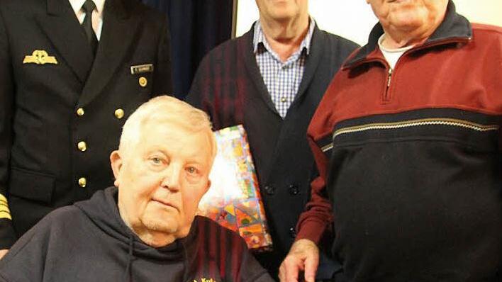 Der Vorsitzende der Marinekameradschaft Kulmbach, Klaus Baudisch (vorne links), gratulierte Helmut Partenfelder beim Bordabend zum 85. Geburtstag und Gerhard Schott zum Siebzigsten. Schott ist außerdem seit 25 Jahren bei der Kameradschaft Mitglied. Auch Fregattenkapitän Frank Schmidt, der frühere Kommandant der Kulmbach, kam zum Bordabend. Foto: Sonja Adam