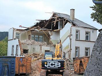 Von dem Pfarrhaus ist jetzt nichts mehr übrig: Es wurde wegen Bauschäden abgerissen. Foto: Klaus-Peter Wulf