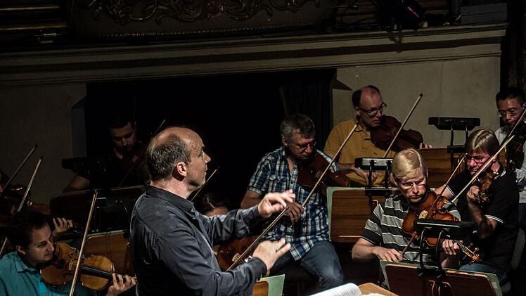 Roland Kluttig dirigierte Mendelssohns 3. Sinfonie beim Concertino im Landestheater.Foto: Jochen Berger