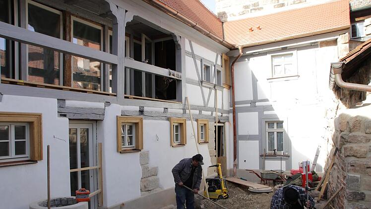 Im Innenhof werden die Pflasterarbeiten vorbereitet. Foto: Andreas Dorsch