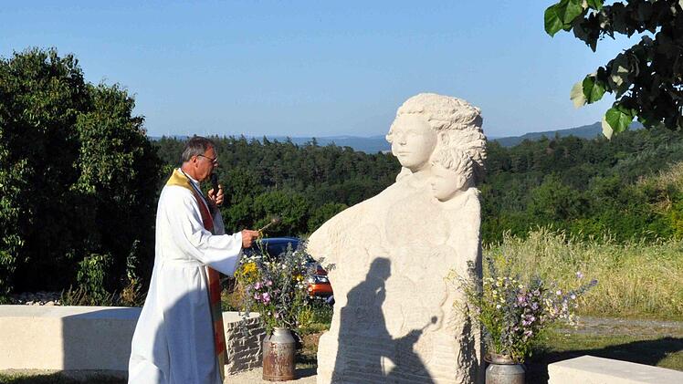 Den Festgottesdienst unter freiem Himmel zelebrierte Stadtpfarrer Georg Birkel von der Pfarrei St. Kilian, Bad Staffelstein. Foto: Mathias H. Walther