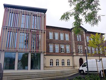 Außenansicht der VHS mit einem terrassenartigem Vorplatz.  Foto: Heike Schülein