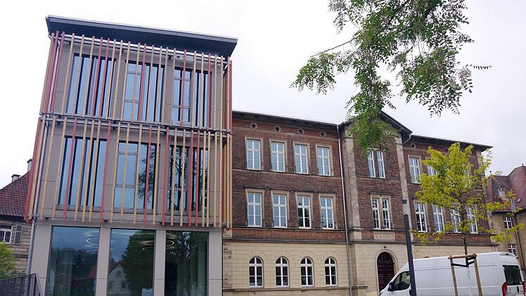 Außenansicht der VHS mit einem terrassenartigem Vorplatz.  Foto: Heike Schülein