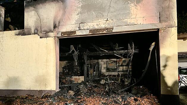 Mehrere Verletzte und eine noch vermisste Person nach Garagenbrand