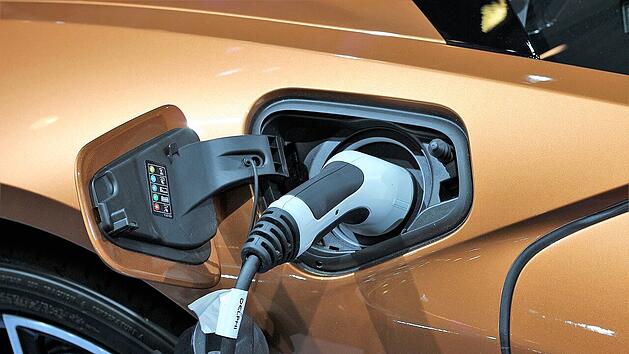 Ein Plug-in-Hybrid kann an geeigneten Steckdosen aufgeladen werden.