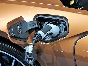 Ein Plug-in-Hybrid kann an geeigneten Steckdosen aufgeladen werden.