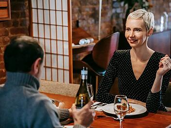 Verliebt oder verblendet? Wie erkenne ich Red Flags beim Daten oder in meiner Beziehung?