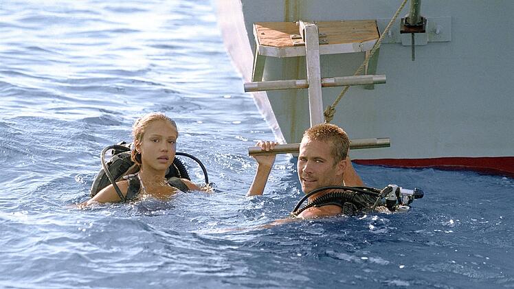 Bei der Schatzsuche finden Jared (Paul Walker) und Sam (Jessica Alba) nicht nur ein wertvolles Schiffswrack, sondern auch ein abgest&uuml;rztes Drogenflugzeug.
