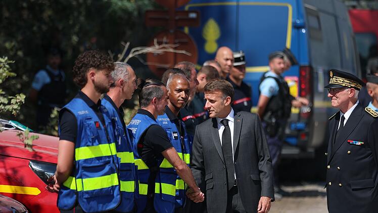 Frankreichs Pr&auml;sident Macron trifft Feuerwehrkr&auml;fte
