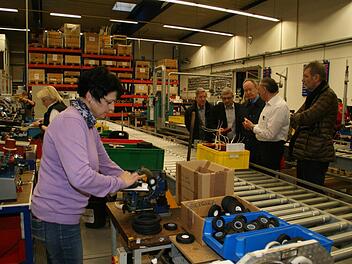 Einblicke in die Herstellung von Transformatoren gewährte Werksleiter Martin Moser Mitgliedern des Lions-Clubs Haßberge bei einem Besuch im Werk Kirchaich der "Ritz Instruments Transformers GmbH". Foto: Weinbeer