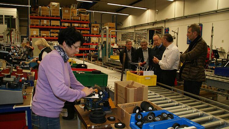 Einblicke in die Herstellung von Transformatoren gewährte Werksleiter Martin Moser Mitgliedern des Lions-Clubs Haßberge bei einem Besuch im Werk Kirchaich der "Ritz Instruments Transformers GmbH". Foto: Weinbeer