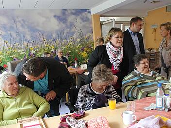 Im Gespräch mit Bewohnern des Lucas-Cranach-Hauses (stehend, von links): Andreas Beetz, Katja Suffa-Weißkopf, MdL Jürgen Baumgärtner und Karin Büttner  Foto: Friedwald Schedel