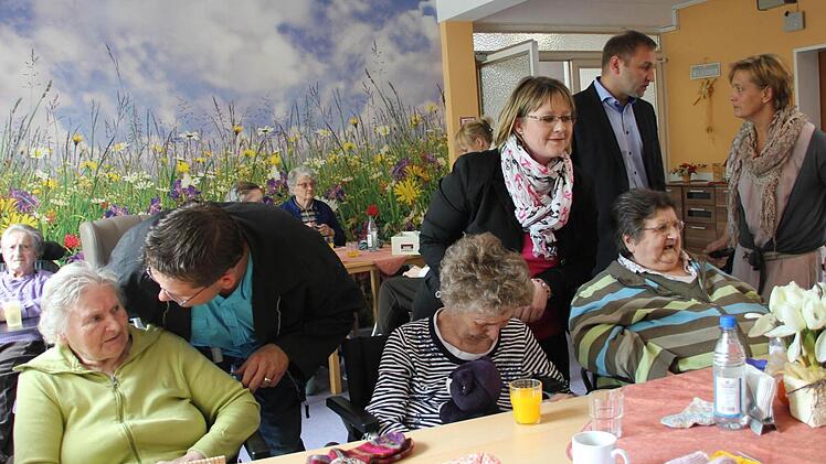 Im Gespräch mit Bewohnern des Lucas-Cranach-Hauses (stehend, von links): Andreas Beetz, Katja Suffa-Weißkopf, MdL Jürgen Baumgärtner und Karin Büttner  Foto: Friedwald Schedel