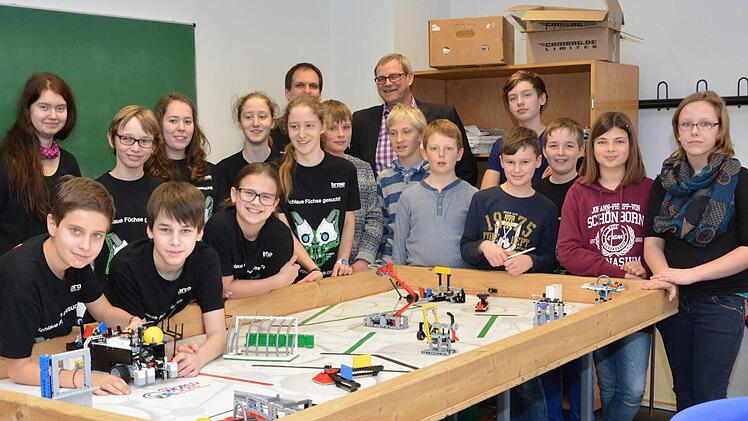 Die "Robo-Geeks" mit Betreuungslehrer Jürgen Hack (links) und Schulleiter Joachim Schwigon (rechts)  Foto: Björn Hein