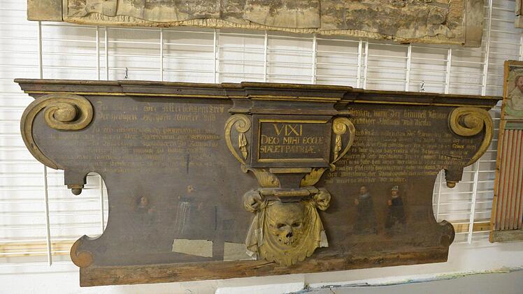 Dieses Epitaph stammt aus einer Kirche. Welche das ist, will Alexander Süß noch herausfinden. Foto: Ronald Rinklef