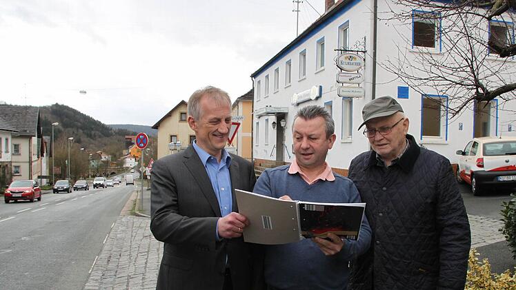 Der böhmische Gastwirt Milan Zelenka erläutert seinem Untersteinacher Vermieter Ulrich Weigel (links) und Heinz Dupke (rechts), wie künftig die Fassade des Lokals "Der brave Soldat" aussehen soll. Foto: Stephan Tiroch