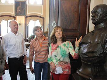 Birgit Merkl (rechts) führte Gäste durch das Bismarck-Museum in der Oberen Saline. Foto: Ralf Ruppert