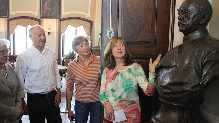 Birgit Merkl (rechts) führte Gäste durch das Bismarck-Museum in der Oberen Saline. Foto: Ralf Ruppert