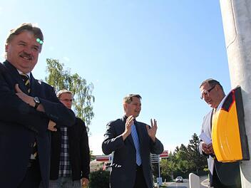 Ein kleines Kästchen, das es in sich hat: der Anforderungstaster für Grünlicht. Landrat Klaus Peter Söllner, Bauleiter Markus Geuß von der Firma Strabag, Bürgermeister Roland Wolfrum und Abteilungsleiter Siegfried Beck vom Staatlichen Bauamt Bayreuth (von links) nahmen die neue Ampelanlage am Freitag in Betrieb. Foto: Matthias Beetz