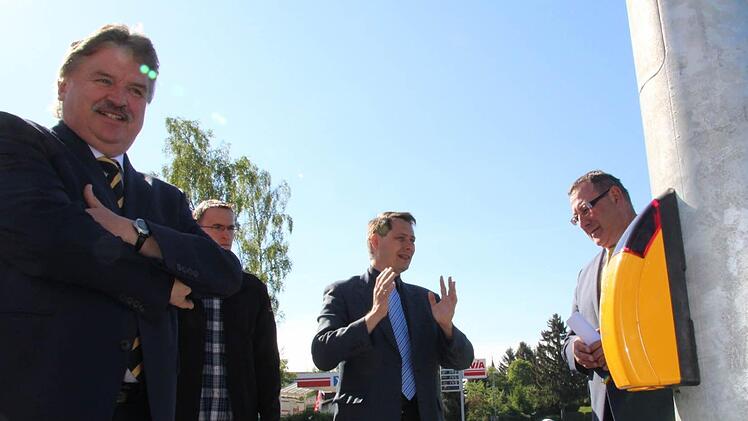 Ein kleines Kästchen, das es in sich hat: der Anforderungstaster für Grünlicht. Landrat Klaus Peter Söllner, Bauleiter Markus Geuß von der Firma Strabag, Bürgermeister Roland Wolfrum und Abteilungsleiter Siegfried Beck vom Staatlichen Bauamt Bayreuth (von links) nahmen die neue Ampelanlage am Freitag in Betrieb. Foto: Matthias Beetz