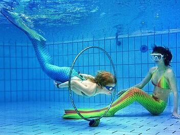 Auch im Aquaria werden am 27. Juni Unterwasserfotos beim Schwimmen mit Meerjungfrauengemacht. Foto: dpa
