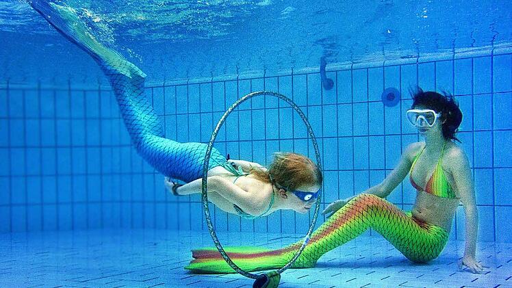 Auch im Aquaria werden am 27. Juni Unterwasserfotos beim Schwimmen mit Meerjungfrauengemacht. Foto: dpa