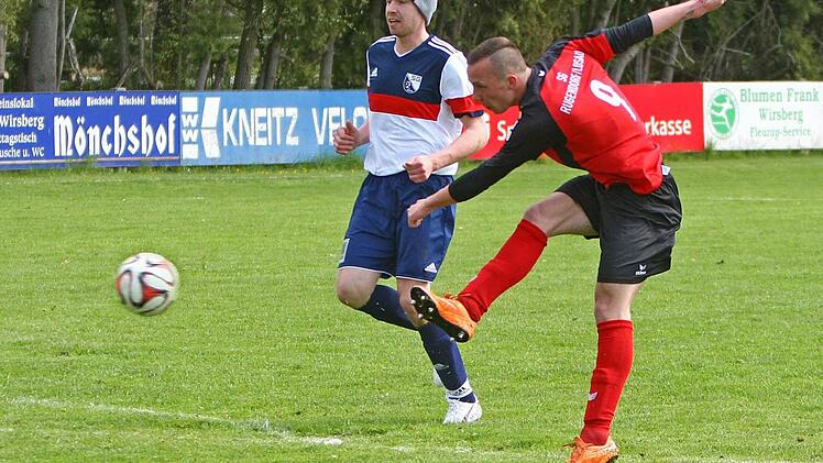 Tomasz Kucharski (rechts) erzielte in Wirsberg vier Treffer f&uuml;r die SG Rugendorf/Losau. Foto: Monika Limmer