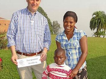 Pfarrer Dr. Andreas Krefft mit Marie Rose Nyiracyzika und ihrer Tochter Emmy Rosine Iradukunda. Die junge Frau wird vom Zweigverein Waldberg unterstützt.  Foto: Marion Eckert