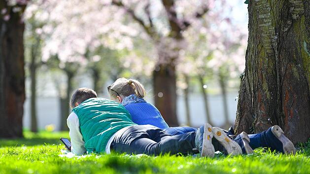 Schöne Aussichten: In Franken wird es in den kommenden Tagen noch wärmer als gedacht. Foto: Uwe Anspach/dpa