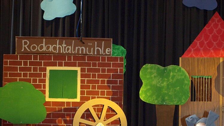 Der alte Esel (Mirjam Krauter) schafft es nicht mehr, die Säcke in die Mühle zu bringen.