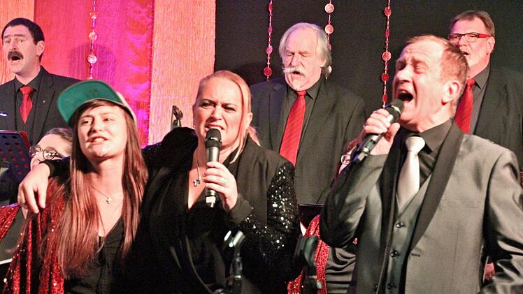 Drei Stars: John und Kaybee Cashmore mit einer Solistin von "Praising People"Helmut Will