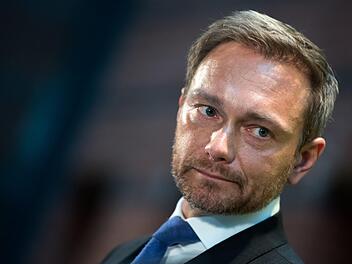 Christian Lindner, Bundesvorsitzender der Freien Demokratischen Partei (FDP), äußert sich am 20.11.2017 bei einer Pressekonferenz nach dem Scheitern der Jamaika-Sondierungen von CDU, CSU, FDP und Grünen in Berlin. Foto: Bernd von Jutrczenka/dpa