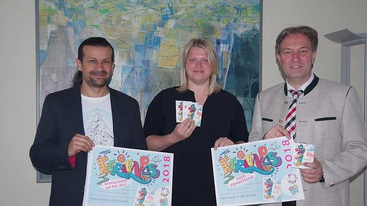 KJR-Vorsitzender Andy Fischer, Lisa Gratzke (KOJA) und Landrat Klaus Löffler (von links) freuen sich über die vielen Angebote im Ferienpass 2018.Heike Schülein
