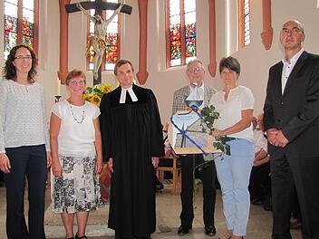 Pfarrer Klaus Göpfert in der Mitte seines bisherigen Kirchenvorstandes in Seidmannsdorf. Von links: Kerstin Narr, Andrea Stier, Pfarrer Klaus  Göpfert, Helmut Schamberger, Martina Seufert und Reinhardt Pommer. Foto: Martin Koch