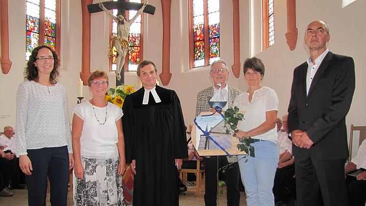 Pfarrer Klaus Göpfert in der Mitte seines bisherigen Kirchenvorstandes in Seidmannsdorf. Von links: Kerstin Narr, Andrea Stier, Pfarrer Klaus  Göpfert, Helmut Schamberger, Martina Seufert und Reinhardt Pommer. Foto: Martin Koch