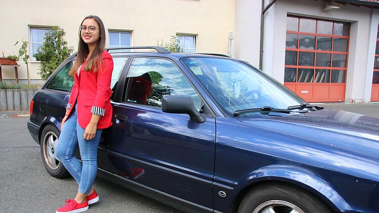 Die ehemalige Mainleuserin Jessica Losert und ihr Audi 80 Avant: Die 19-Jährige organisiert das markenübergreifende Treffen. Foto: Jürgen Gärtner
