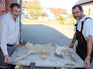 Nikolaus (links) und Konrad Gehringer mit dem  schwer beschädigten  Korpus ihres Feldkreuzes.Matthias Einwag