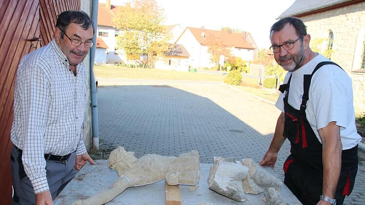 Nikolaus (links) und Konrad Gehringer mit dem  schwer beschädigten  Korpus ihres Feldkreuzes.Matthias Einwag