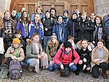Die Schüler aus Prag mit (von links) Bürgermeister Jürgen Hennemann, Gymnasiallehrer Michael Geuß sowie Katarina Wolfovc (rechts) und Schuldirektor Petr Flusky (stehend, hinten, Zweiter von rechts) Foto: hw