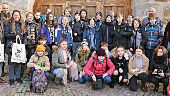 Die Schüler aus Prag mit (von links) Bürgermeister Jürgen Hennemann, Gymnasiallehrer Michael Geuß sowie Katarina Wolfovc (rechts) und Schuldirektor Petr Flusky (stehend, hinten, Zweiter von rechts) Foto: hw