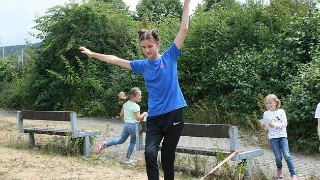 Einfach mal etwas Neues ausprobieren, wie hier beim "Slacklinen" - auch das geh&ouml;rt zum Kreisspielfest, das der Kreisjugendring mit Unterst&uuml;tzung vieler Organisationen auf die Beine gestellt hat.  Fotos: Maria L&ouml;ffler