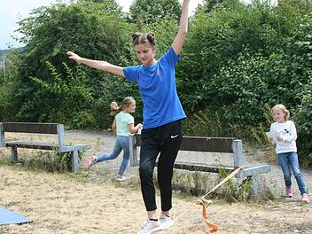 Einfach mal etwas Neues ausprobieren, wie hier beim "Slacklinen" - auch das gehört zum Kreisspielfest, das der Kreisjugendring mit Unterstützung vieler Organisationen auf die Beine gestellt hat.  Fotos: Maria Löffler