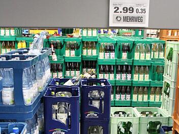 In einem Bad Brückenauer Getränkemarkt ist Mineralwasser der Marke Schatzquelle in Glasflaschen aktuell nicht zu bekommen. Foto: Ulrike Müller